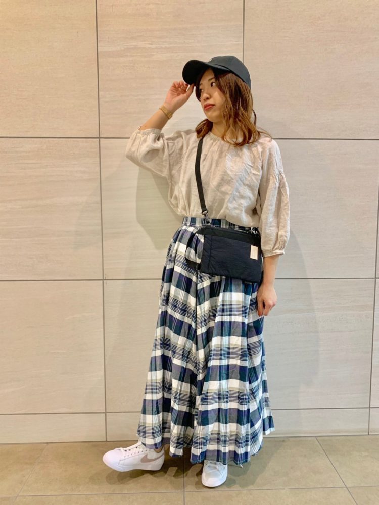 ロングスカート スニーカーでカジュアルダウン 大人かわいいコーデ バーニッシュカンパニーブログ