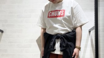 CHUMSのTシャツでスポーティコーデ。byオンライン