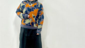 《CUBE SUGAR》柄ニットのナチュラルMIXコーデ