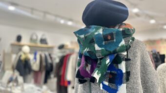 色と柄の織りなす羊毛フェルトマフラー【くじあさこ】