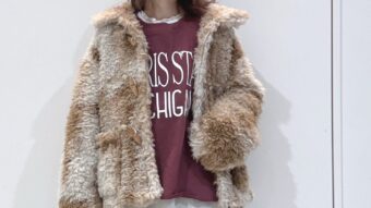 カーリーコートが主役！の大人カジュアルコーデ