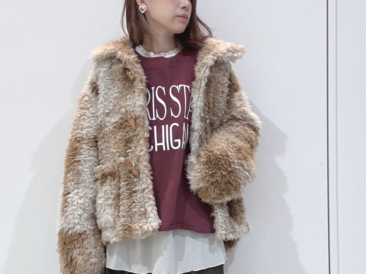 カーリーコートが主役！の大人カジュアルコーデ